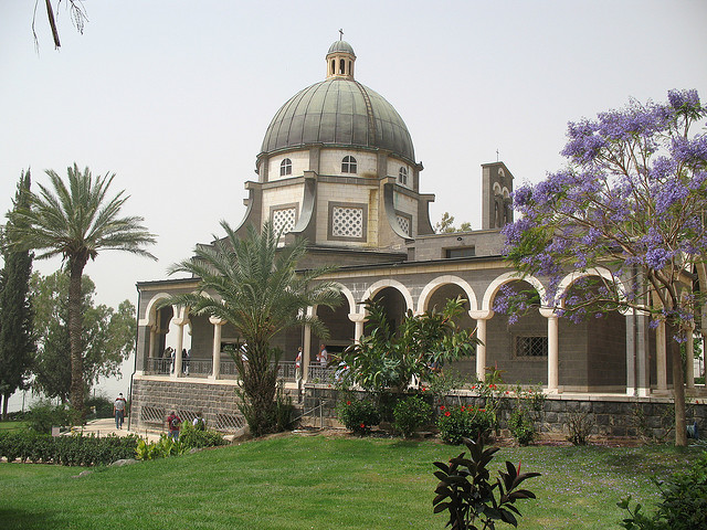 Church of the Beatitudes. Image by <a href="https://www.flickr.com/photos/redrosevicar/3756952335">Will Grady!</a> via Flickr.