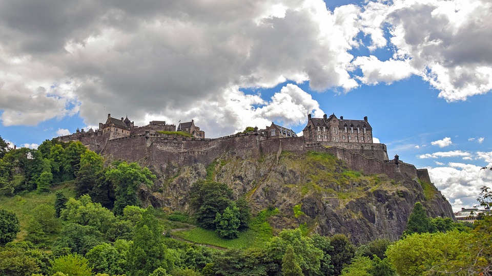 Edinburgh's most famous landmark - its castle - image via Pixabay