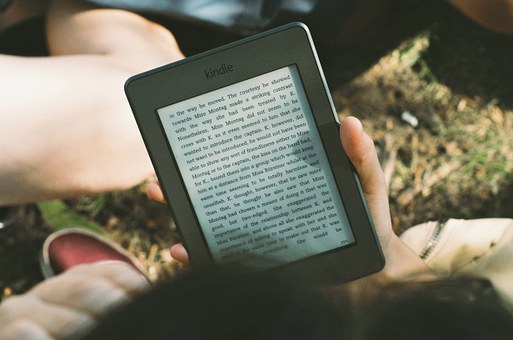 Reading the electronic way - the Kindle - image via Pixabay