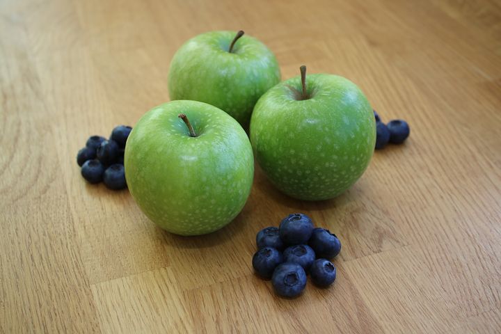 apples and blueberries - Pixabay
