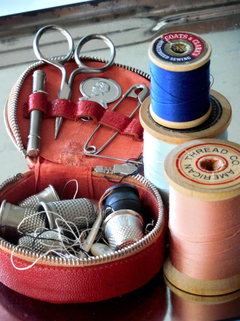 stillworksimagery-sewing Image by Rebecca Matthews from Pixabay