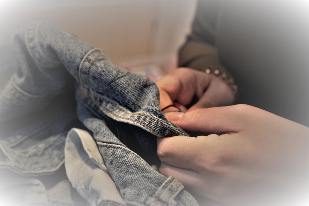 sewing and mending Image by Carola68 Die Welt ist bunt...... from Pixabay