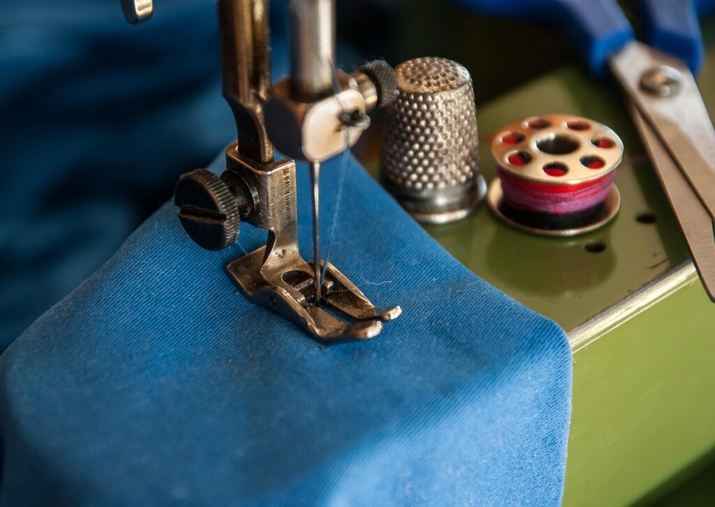 sewing machine image by jacqueline macou from Pixabay